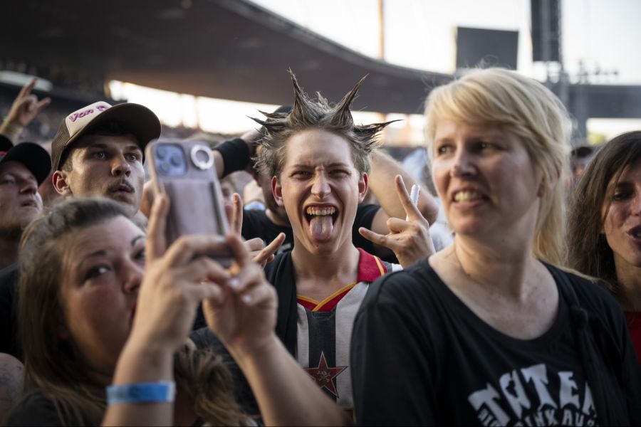 Die Stimmung im Letzigrund war ausgelassen. Viele Fans reisten aus der ganzen Schweiz zum einzigen Hosen-Konzert des Jahres hierzulande an.