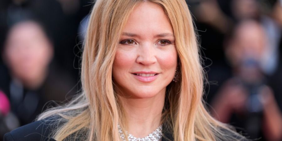 Im Mai lief Virginie Efira in Cannes über den roten Teppich, im August wird sie nun auch Locarno besuchen, wo sie auf der Piazza Grande mit dem Leopard Club Award ausgezeichnet wird. (...