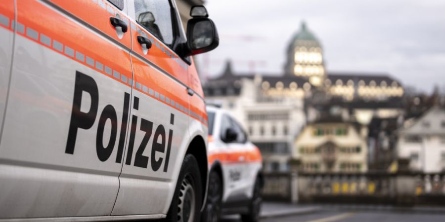 Zwei Rammbock-Einbrecher fuhren mit einem Skoda Octavia in einen Luxus-Secondhand-Laden in der Zürcher Innenstadt. Einer der Männer wurde verhaftet, der zweite konnte flüchten. (Symb...