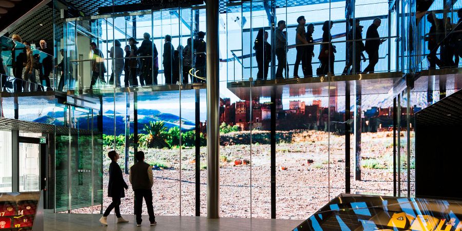 Im Fifa-Museum in Zürich fahren die grossen Glaskabinen an riesigen Bildschirmen entlang.