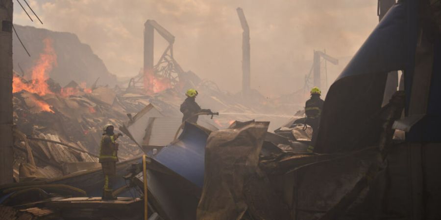 dpatopbilder - Löscharbeiten nach einem russischen Drohnenangriff bei Kiew am Freitag. Foto: Francisco Seco/AP/dpa/Archivbild