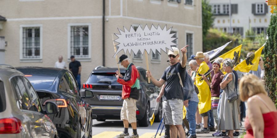 «Fertig lustig mitem Uswiichverkehr»: Die lokale Bevölkerung tat ihren Unmut gegenüber Ferienreisen auf den Strassen durch die Urner Dörfer kund.