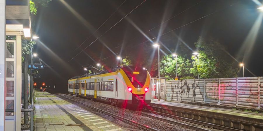 dpatopbilder - Ein Zug steht nach einem Notfall am Bahnof in Ettlingen-Bruchhausen in Deutschland. Foto: Melanie Keul/EinsatzReport24 /dpa