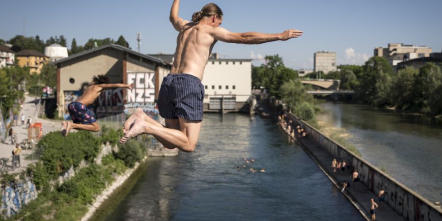 Ins Wasser springen ist derzeit die sinnvollste körperliche Aktivität. In Winterthur wurde die Töss-Stafette, ein Laufanlass für Schülerinnen und Schüler, wegen der Hitze abgesagt.
