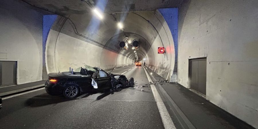 Im Bözbergtunnel bei Effingen AG hat sich in der Nacht auf Sonntag ein schwerer Unfall ereignet.