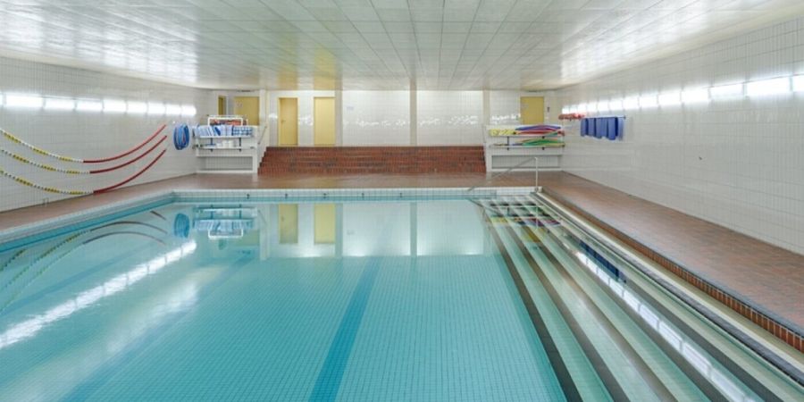 Wird stillgelegt, aber vorerst nicht abgerissen: Das Lehrschwimmbecken im Kleefeld-Schulhaus. (Archivbild)
