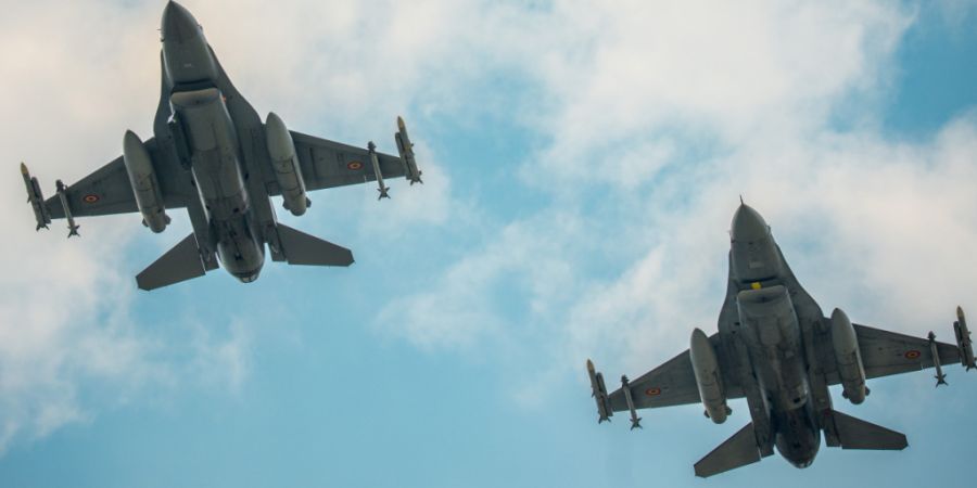 ARCHIV - Rumänische F-16-Kampfflugzeuge fliegen auf dem Luftwaffenstützpunkt Borcea 86 im Rahmen einer Luftraumüberwachungsübung. Foto: Vadim Ghirda/AP/dpa