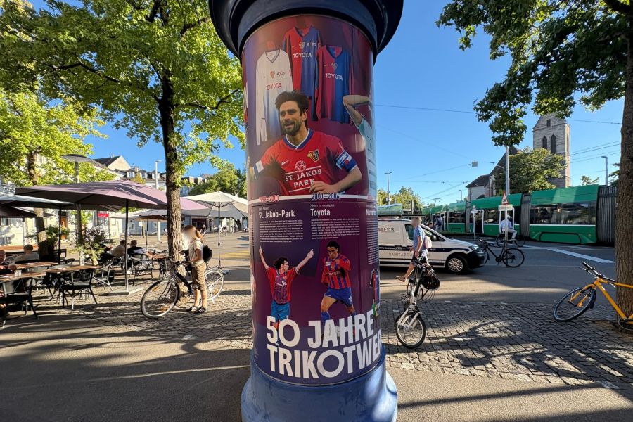 Auf dem Wettsteinplatz kann die Geschichte der FCB-Trikotwerbung nachvollzogen werden.