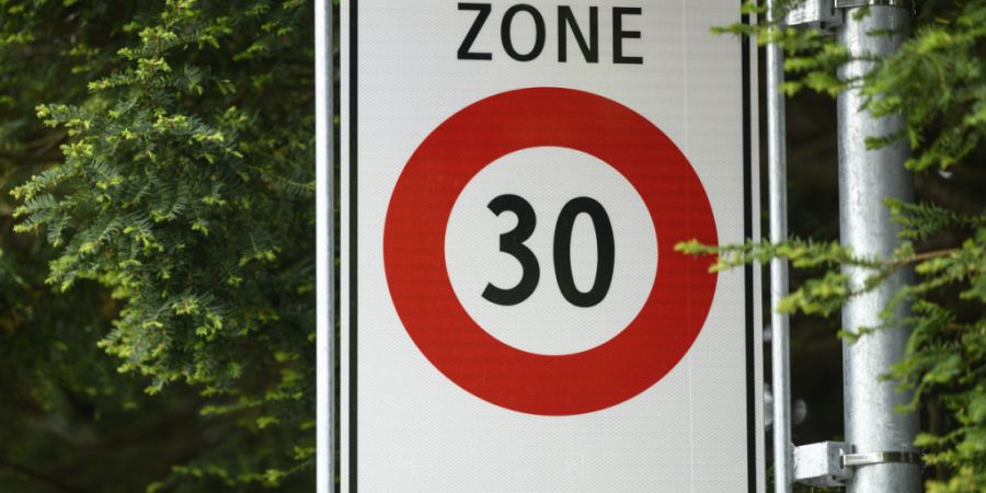 Kein flächendeckendes Tempo 30 vor Aargauer Schulen: Der Regierungsrat will die Sicherheit der Schulwege im Einzelfall prüfen. (Symbolbild)