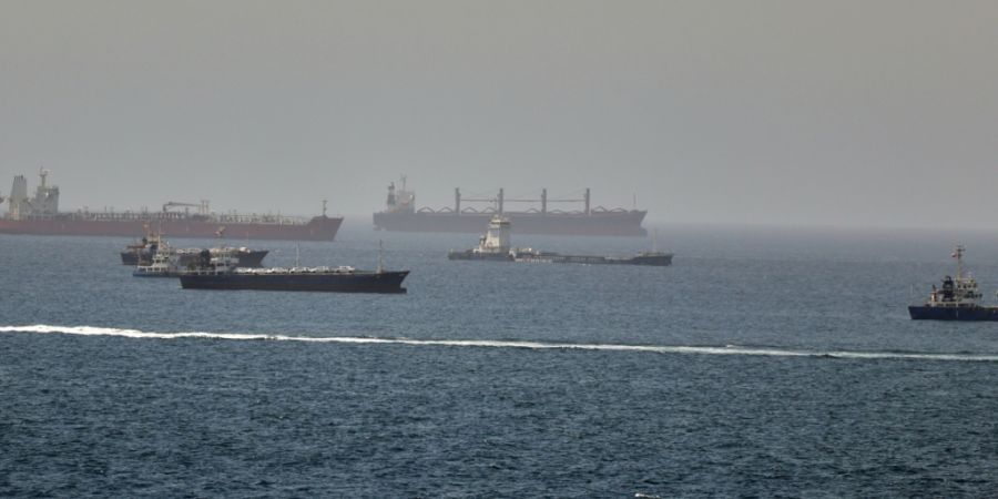 ARCHIV - Im Golf von Oman, entlang der Schifffahrtsrouten zwischen der Straße von Hormus und dem Arabischen Meer Tanker und Frachtschiffe zu sehen. Foto: Uncredited/AP/dpa