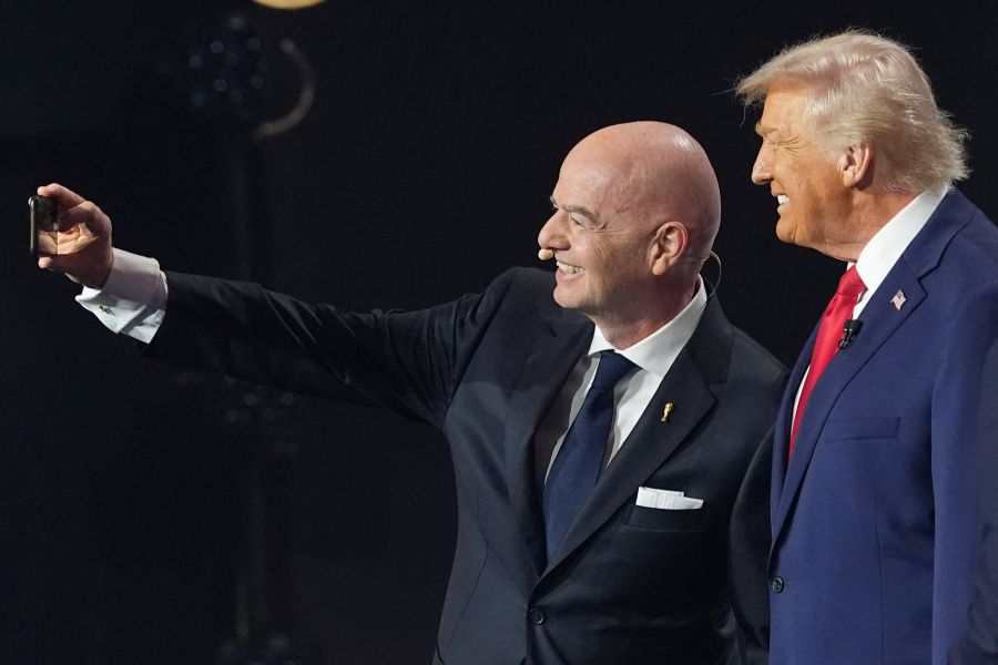 Infantino und Trump posieren für ein Selfie – ihre Nähe sorgt nun im Fall Balogun für Diskussionen.