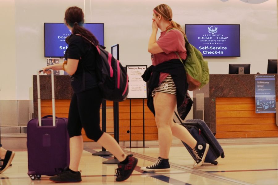 Entsetzt oder erfreut? Passagiere am neu umbenannten «Donald J. Trump International Airport».