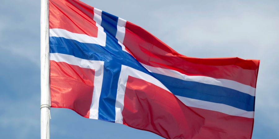 ARCHIV - Die Nationalflagge von Norwegen. Ein deutscher Urlauber ist bei einer Angeltour auf dem Fluss Mandalselva in Südnorwegen ums Leben gekommen. Foto: Patrick Pleul/dpa-Zentralbil...