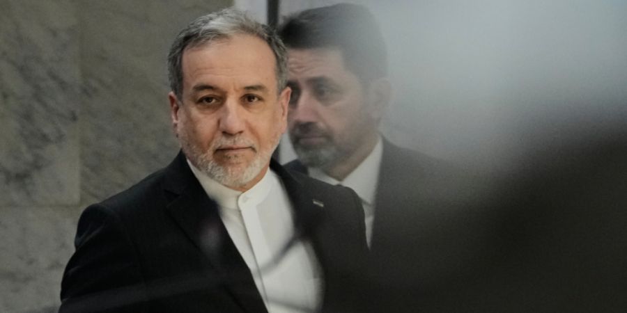 ARCHIV - Irans Außenminister Abbas Araghtschi kommt zu einer Pressekonferenz mit seinem irakischen Amtskollegen nach ihrem Treffen im Außenministerium in Bagdad. Foto: Hadi Mizban/AP/dpa