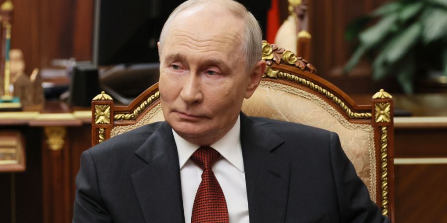 Der russische Präsident Wladimir Putin spricht während seines Interviews mit dem russischen Journalisten Zarubin im Kreml. Foto: Mikhail Metzel/Pool Sputnik Kremlin via AP/dpa/Archivbild