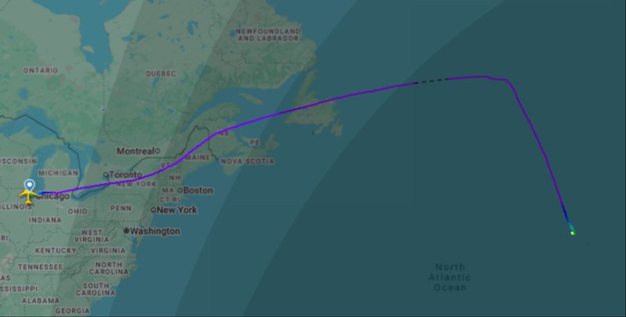 Wie auf Flightradar24 zu sehen ist, endet die Reise des Flugzeugs abrupt auf der Azoreninsel Terceira im atlantischen Ozean.