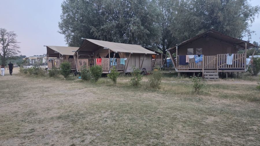 Dauer-Camper müssen unter anderem diesen Chalets weichen. Auch soll die Liegewiese vergrössert werden.