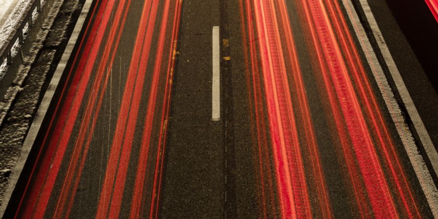 Ein Teilstück der A6 im Berner Oberland kann während drei Juli-Nächten nicht befahren werden. (Symbolbild)