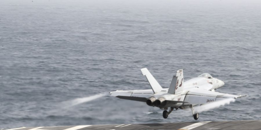 HANDOUT - Ein F/A-18E Super Hornet Kampflugzeug startet vom Deck des Flugzeugträgers der Nimitz-Klasse Abraham Lincoln (CVN 72). Foto: MCSN Dan Snow/Navy Office of Information/dpa - AC...