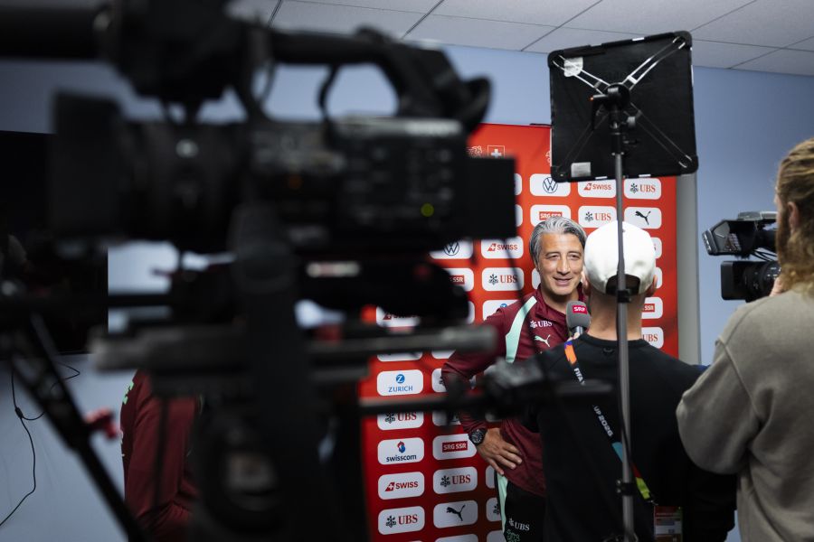 Täglich vor dem Training: Nati-Trainer Murat Yakin stellt sich in San Diego den Medien – am Freitag tritt er um 18.45 Uhr letztmals vor dem WM-Auftakt gegen Katar vor die Presse.