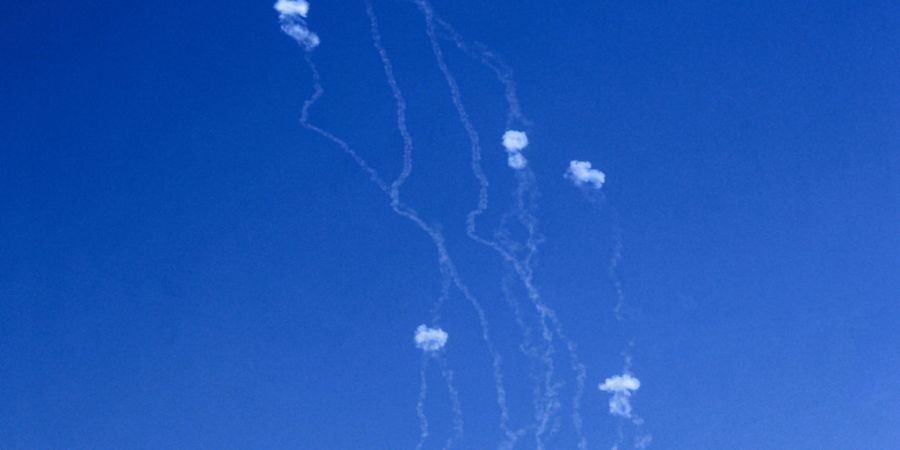 ARCHIV - Das israelische Abwehrsystem Iron Dome fängt Raketen ab, die von der pro-iranischen Hisbollah abgefeuert wurden. Foto: Stringer/dpa
