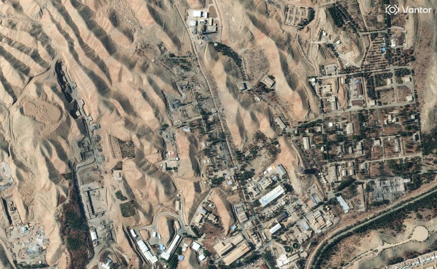 Ein von Vantor zur Verfügung gestelltes Satellitenbild zeigt Schäden an militärischen Produktionsanlagen in Parchin nach den Luftangriffen Israels und der USA im Iran am 6. März 2026.