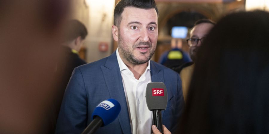 Der Stadtzürcher FDP-Präsident Përparim Avdili kritisiert die hohen Ausgaben der Stadt Zürich. Seine Partei lanciert deshalb eine Schuldenbremse-Initiative - wie zuvor schon die SVP...