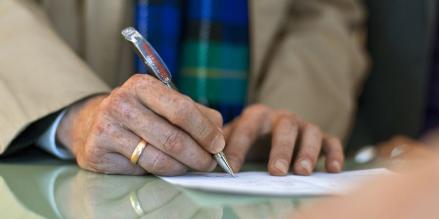 Die Beglaubigung von Unterschriften sollen im Kanton Bern allenfalls auch die Gemeinden vornehmen können. Das letzte Wort hat das Berner Kantonsparlament. (Symbolbild