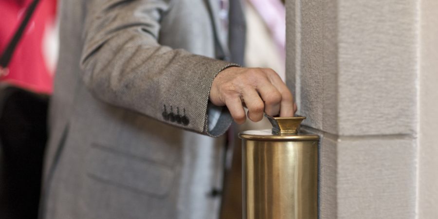 Geld für die Landeskirchen: Der bernische Grosse Rat hat sich am Mittwoch mit der Frage befasst, ob und wie Unternehmen Kirchensteuern zahlen sollen. (Symbolbild)