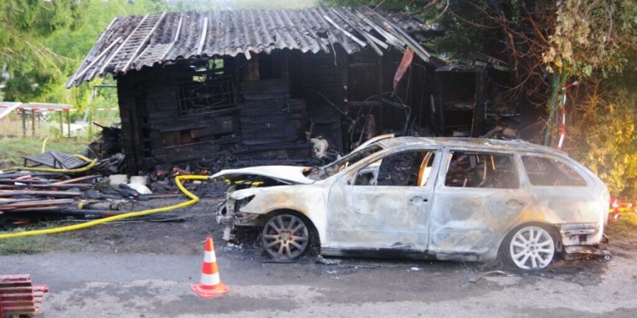 Das Gartenhaus wurde beim Brand des Autos in Mitleidenschaft gezogen.