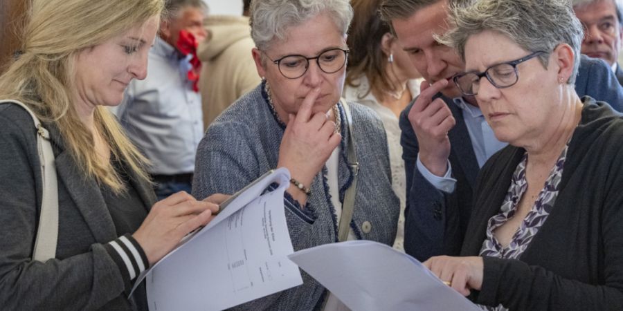 Helen Keiser-Furrer (CSP/rechts) ist am 8. März als Älteste in den Kantonsrat gewählt worden. (Archivaufnahme von der Bekanntmachung der Wahlresultate)