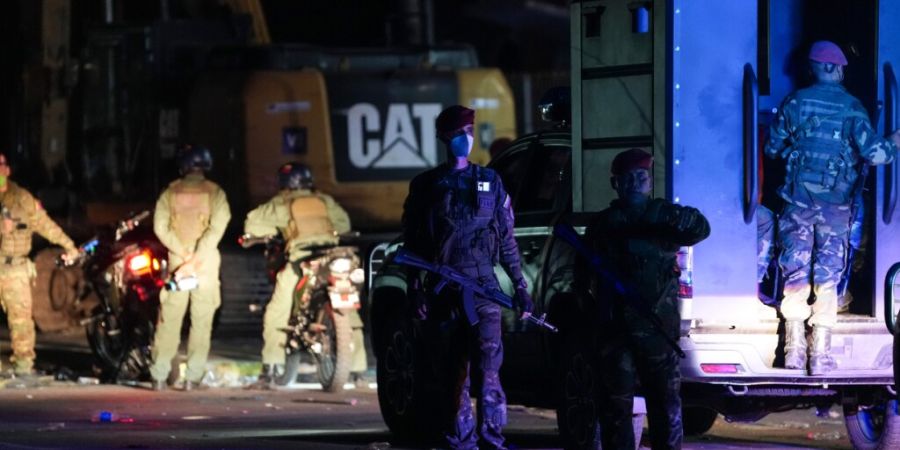 Angehörige des venezolanischen Militärs patrouillieren zwei Tage nach dem Erdbeben in La Guaira, Venezuela, am Freitag in einem vom Erdbeben betroffenen Gebiet. Foto: Matias Delacroix...