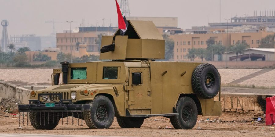 ARCHIV - Ein gepanzertes Humvee-Fahrzeug der irakischen Armee wird in der Nähe des Tigris-Ufers zum Schutz der befestigten «Grünen Zone» der US-Botschaft in Bagdad eingesetzt, Samst...