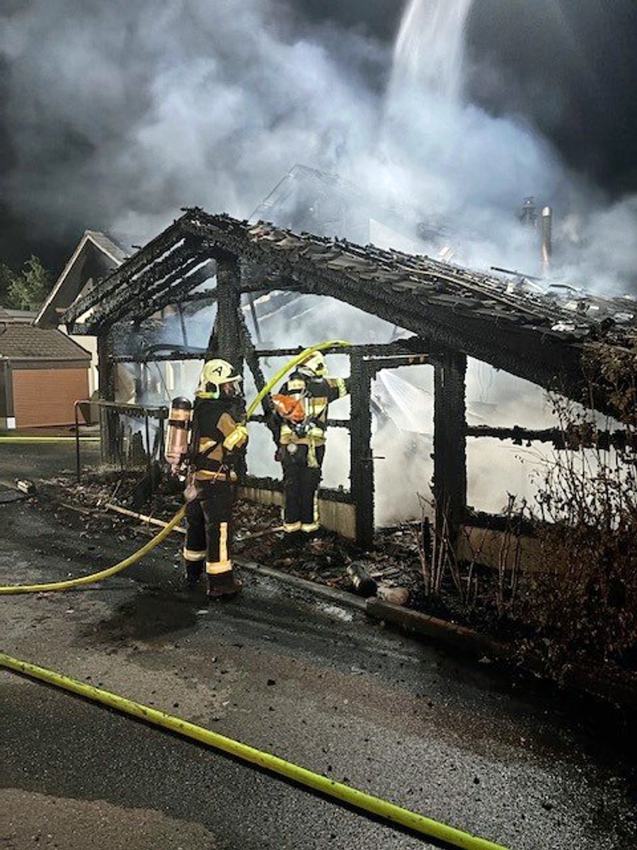 Die Feuerwehr konnte ein Übergreifen auf das Wohnhaus weitestgehend verhindern.
