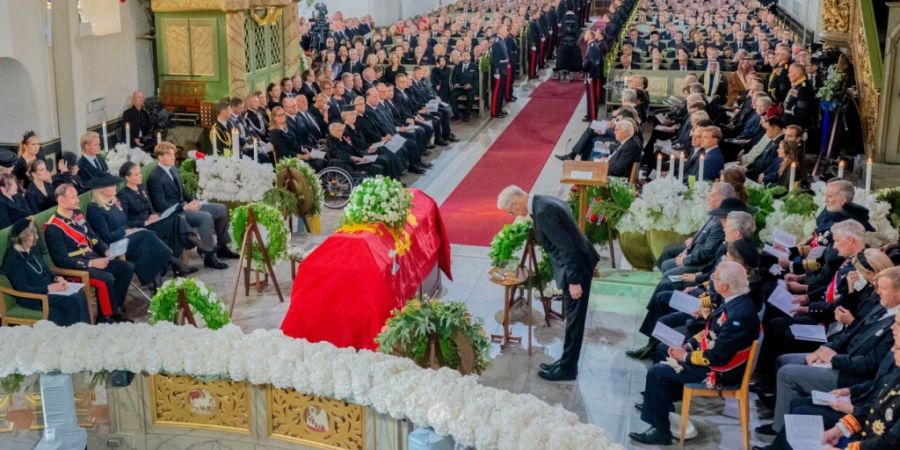 Der norwegische Ministerpräsident Jonas Gahr Støre verneigt sich während der Trauerfeier für König Harald V. in der Kathedrale von Oslo vor dem Sarg. Foto: Stian Lysberg Solum/NTB ...