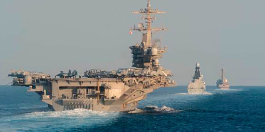 ARCHIV - Der US-Flugzeugträger USS Abraham Lincoln (l), der britische Luftabwehrzerstörer HMS Defender und der US-Lenkwaffenzerstörer USS Farragut durchqueren die Straße von Hormus....