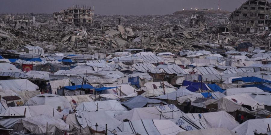 Ein Zeltlager für vertriebene Palästinenser erstreckt sich über das Zeitoun-Viertel. Foto: Jehad Alshrafi/AP/dpa