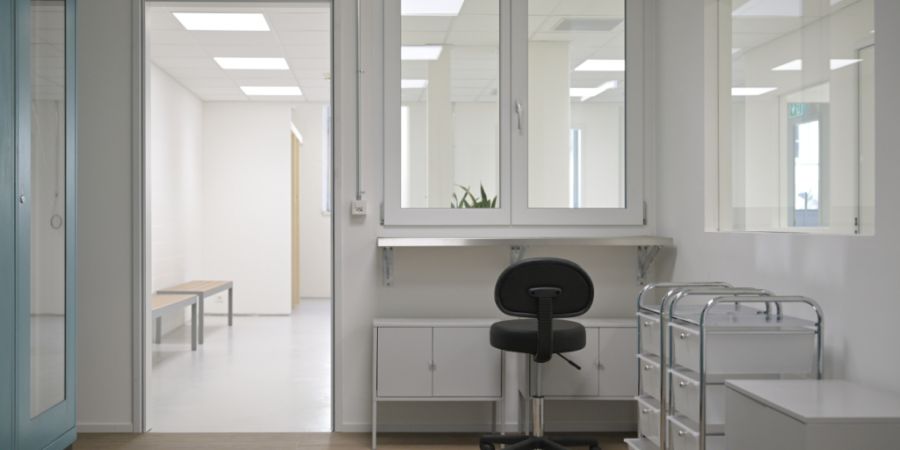 Der Eingang zum Drogenkonsumraum in Chur. Hier müssen sich Drogenabhängige anmelden, bevor sie die einzelnen Räume betreten dürfen.