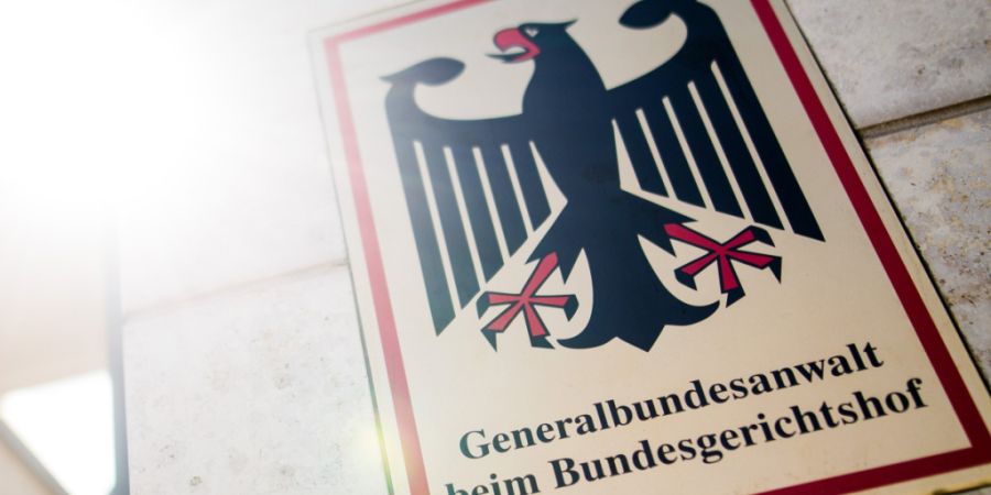 ARCHIV - «Generalbundesanwalt beim Bundesgerichtshof» steht auf einem Schild am Eingang zum Gebäude der Bundesanwaltschaft. Foto: Christoph Schmidt/dpa