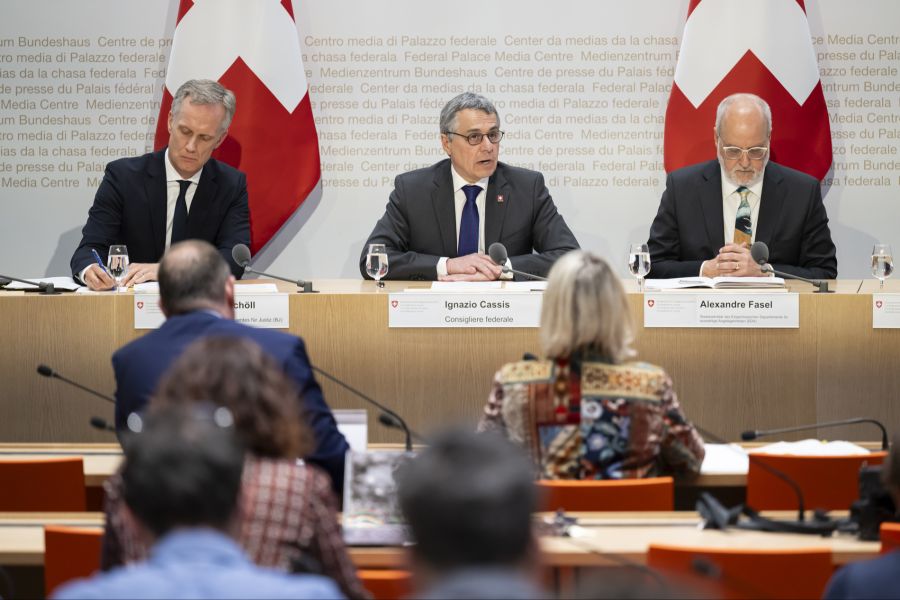 Nun hat die Geschäftsprüfungsdelegation des Parlaments das EDA unter Ignazio Cassis (m.) scharf kritisiert. (Archivbild)