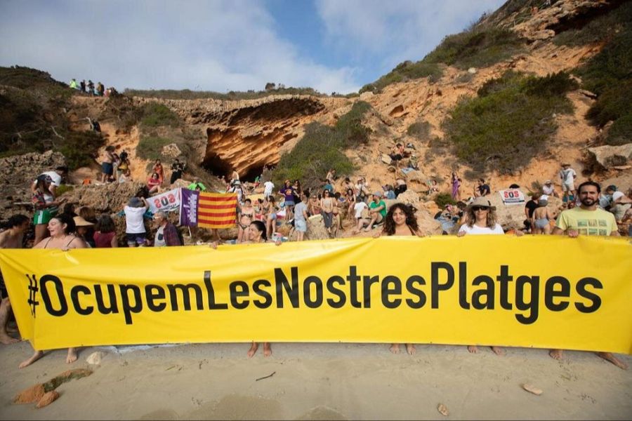 Auch die Einheimischen hatten bereits gegen die Besuchermassen demonstriert, die jedes Jahr ihren Weg zur Bucht finden.