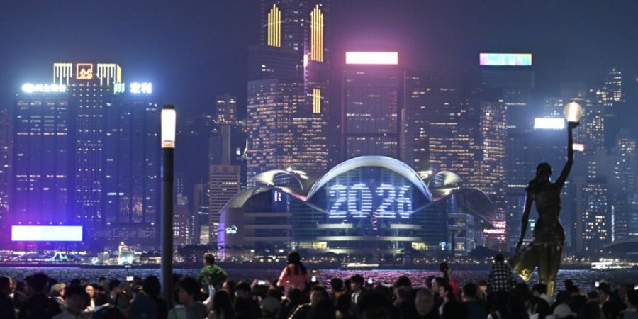 dpatopbilder - Besucher, die auf den Silvester-Countdown warten, sind in der Nähe des Victoria-Hafens in Hongkong zu sehen. Foto: Kobe Li/Nexpher via ZUMA Press Wire/dpa
