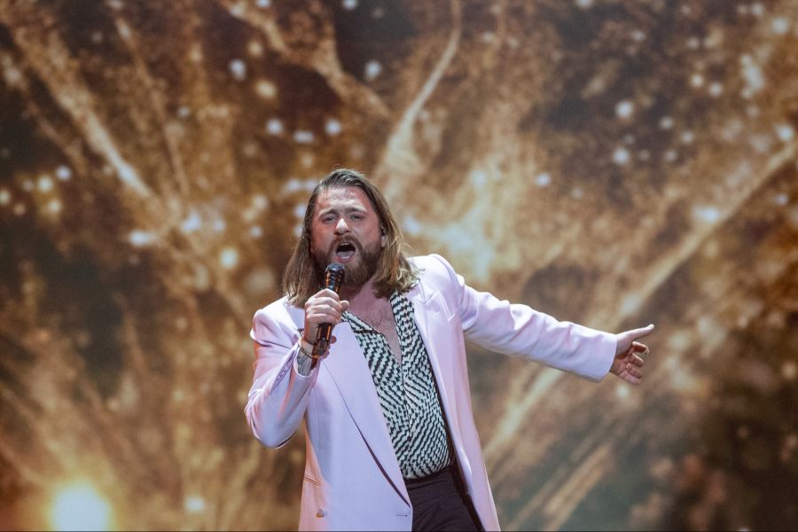 Baschi kündigt an, dass er Bligg anrufen werde, um einige Vater-Tipps zu erhalten.