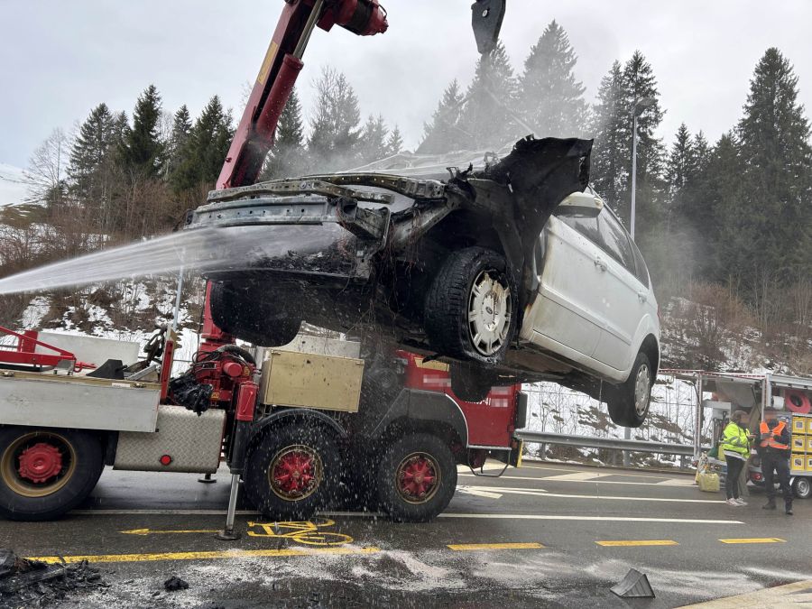 Am Fahrzeug entstand ein Totalschaden.