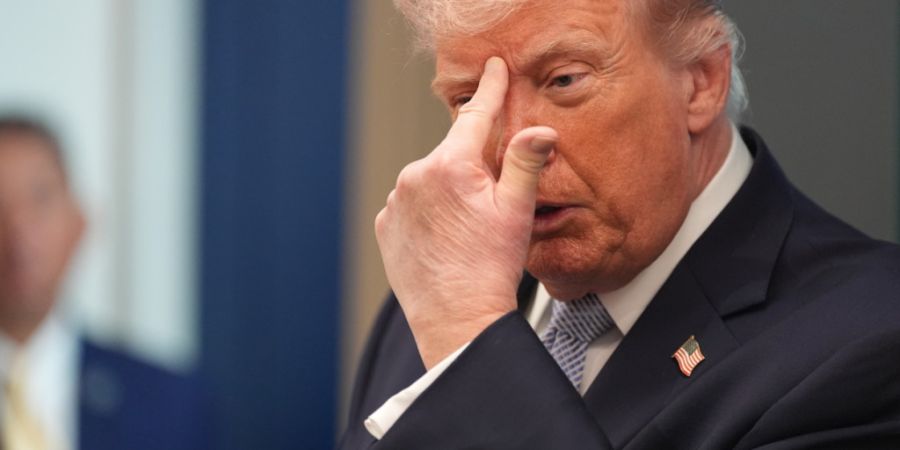 US-Präsident Donald Trump spricht mit Reportern im James Brady Press Briefing Room im Weißen Haus. Foto: Alex Brandon/AP/dpa