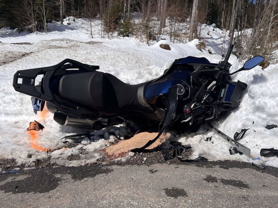 Der Motorradfahrer wurde von der Rega ins Spital gebracht.