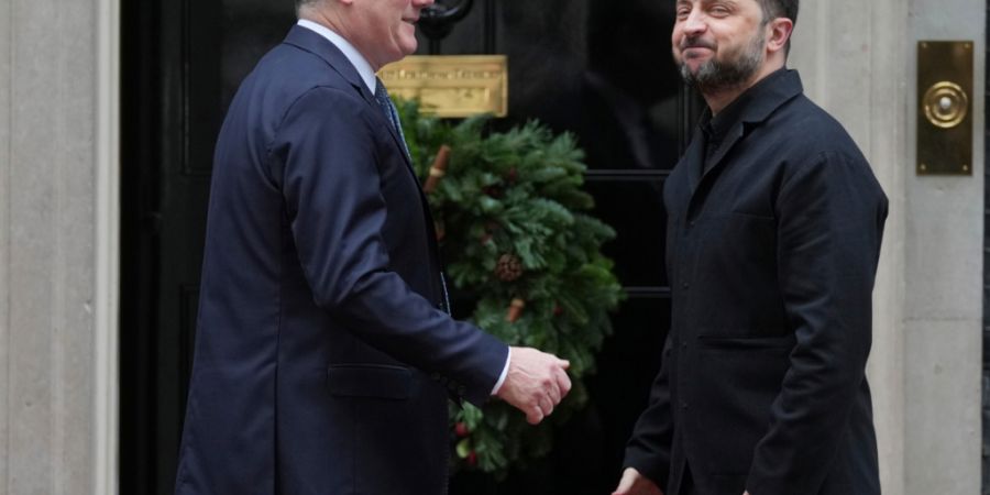 ARCHIV - Der britische Premierminister Keir Starmer (l) begrüßt den ukrainischen Präsidenten Wolodymyr Selenskyj vor der Tür der Downing Street 10. Foto: Kin Cheung/AP/dpa