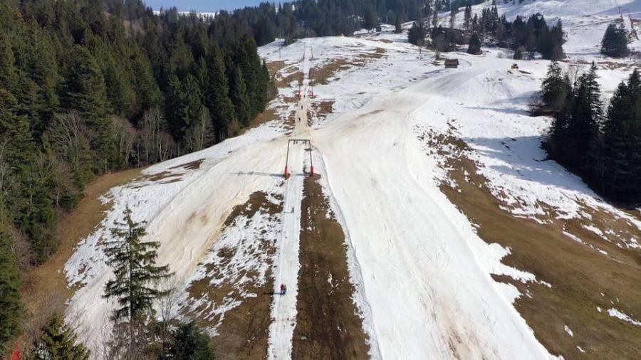 Schneemangel zwang das Skigebiet Sattel-Hochstuckli zur Stilllegung mehrerer Lifte.