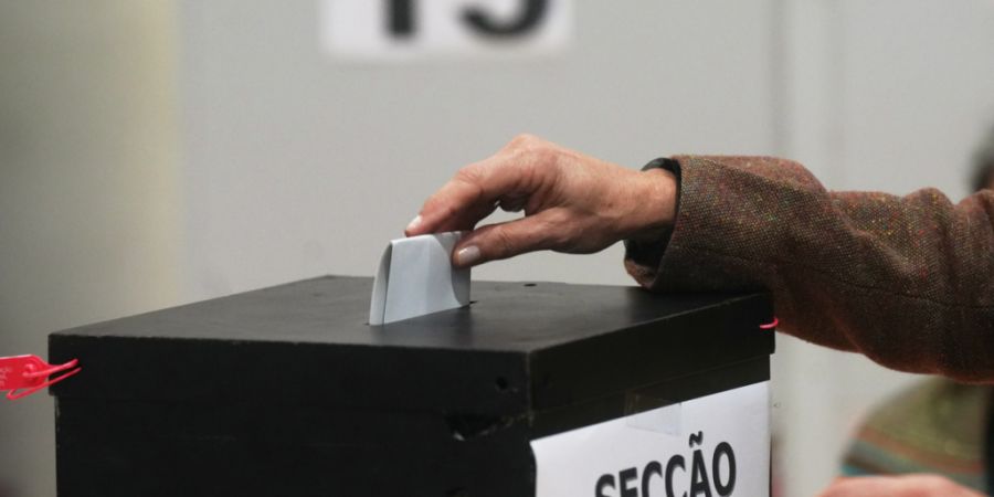 Eine Wählerin gibt ihre Stimme in einem Wahllokal während der Präsidentschaftswahlen in Portugal ab. Foto: Ana Brigida/AP/dpa