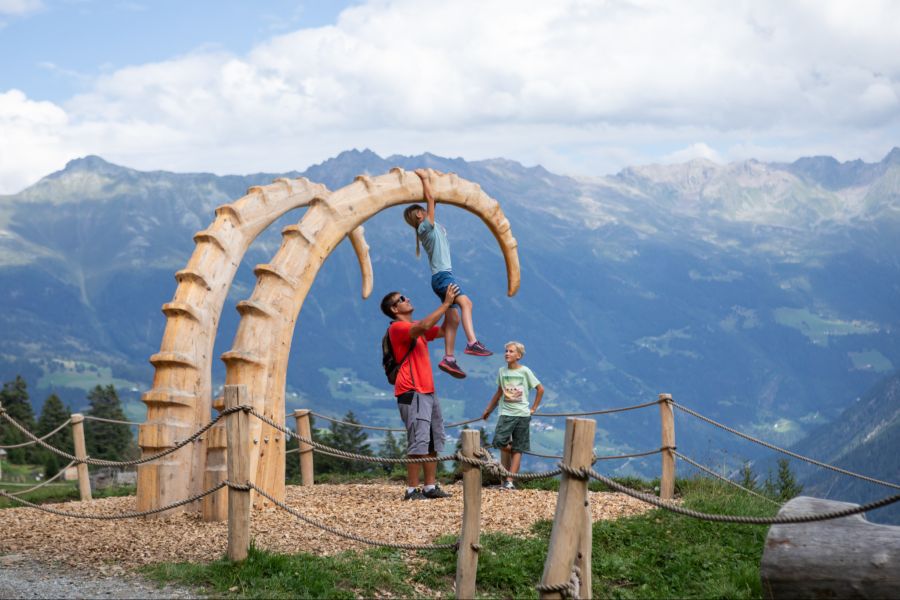 Auf dem Wildtier-Erlebnisweg in Serfaus-Fiss-Ladis entdecken grosse und kleine Abenteurer die heimische Tierwelt auf interaktive Weise.